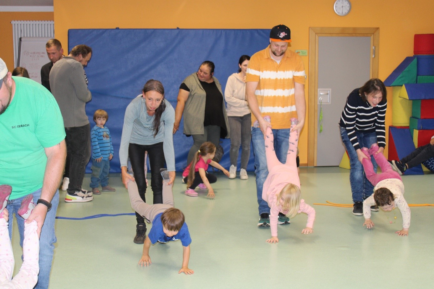 Familienaktionen der Kita Eltern machen mit ihren Kindern Schubkarrenrennen